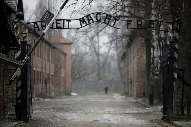 荷蘭1名女子在奧斯威辛集中營行納粹禮，旋即被警方逮捕。（路透）