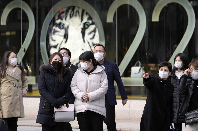 日本武肺疫情延燒，日本政府也預計將大阪、京都和北海道等18個縣納入實施「蔓延防止等重點措施」的地區。圖為日本東京街頭配戴口罩的民眾。（歐新社）