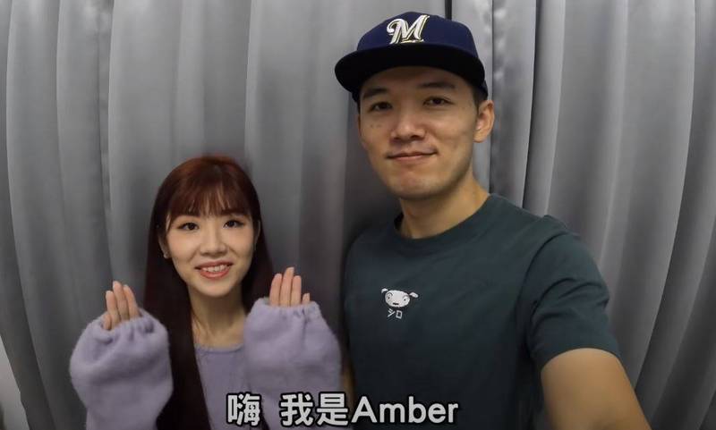 「台南Josh」（圖右）是知名棒球評論YouTuber，去年7月在頻道發片，甜蜜宣布與老婆Amber（左）登記結婚，本月21日，更發布了兩人一起開箱新房裝潢，並一起去挑家具的影片。（擷取自台南Josh YouTube頻道）