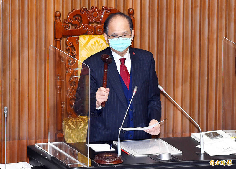 
Legislative Speaker You Si-kun raises his gavel after amendments to the Criminal Code and the Road Traffic Management and Penalty Act were passed in the Legislative Yuan in Taipei yesterday.
Photo: Liao Chen-huei, Taipei Times
