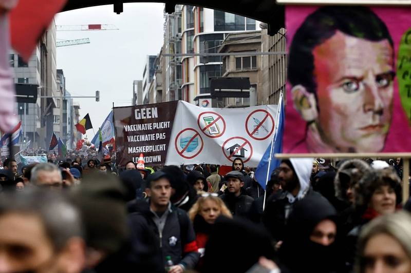數萬名不滿防疫限制的比利時民眾上街抗議。（彭博社）