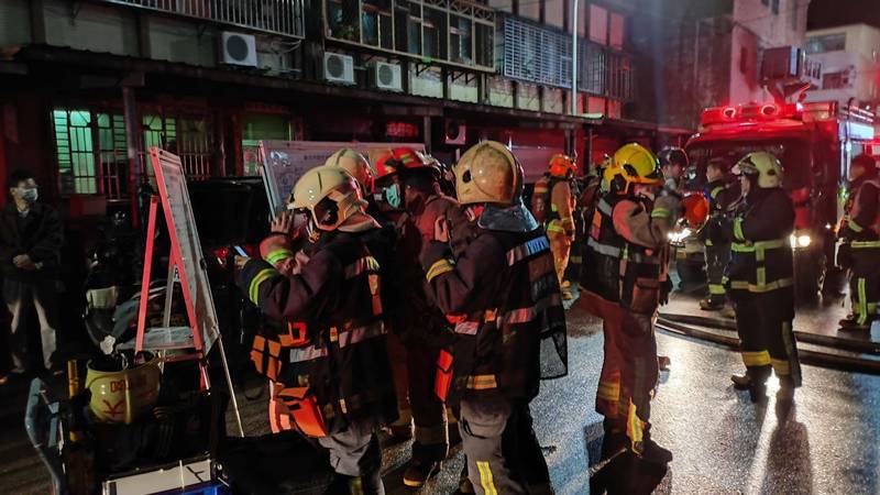 新北市林口區一處公寓24日深夜傳出火警，消防員在火場救出87歲阿嬤，一度失去呼吸心跳，送醫後搶回一命。（記者吳仁捷翻攝）