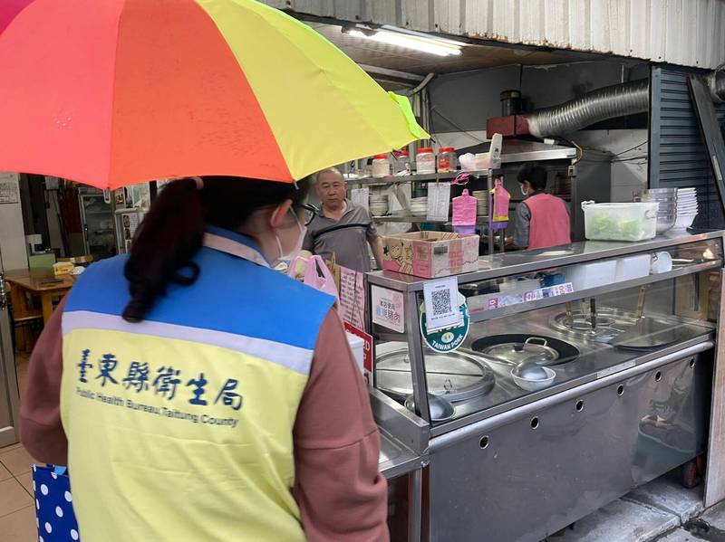 防杜疫情，台東縣衛生局加強餐飲業防疫查核。（圖由台東縣政府提供）