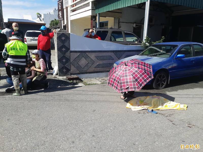 台東阿尼色弗兒童之家院車今天上午在石山部落肇事，2歲男童當場死亡，母親嚎啕大哭。（記者黃明堂攝）