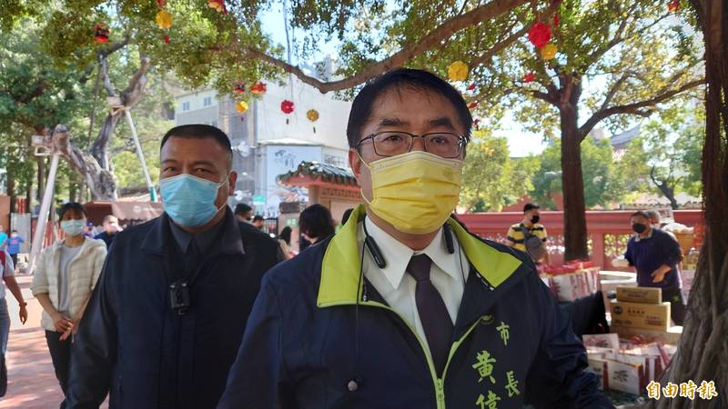 台南市長黃偉哲今天參加台南新春活動宣傳會之前接受媒體訪問，證實有2例本土病例。（記者洪瑞琴攝）