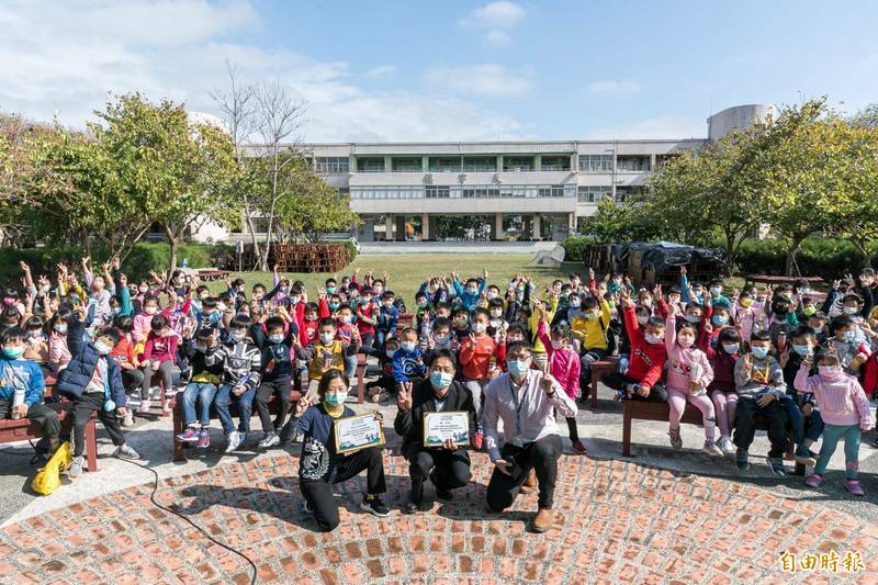 國小師生體驗永信職人沐浴服務助弱勢家庭免費沐浴。（記者張軒哲攝）