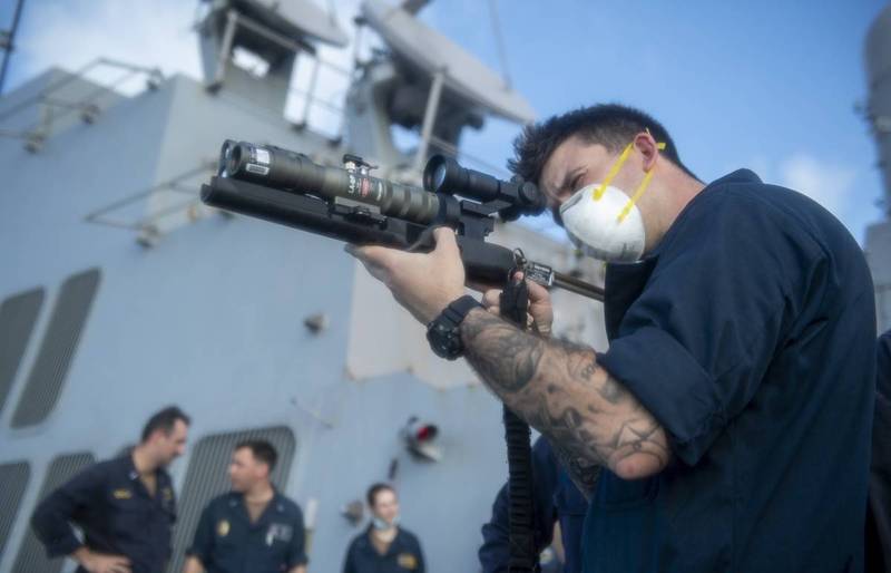 1月20日，美國海軍水手在「山普森號」（USS Sampson, DDG102）飛彈驅逐艦甲板上，練習發射Glare LA-9/P型雷射發射器。（圖取自美國太平洋艦隊）