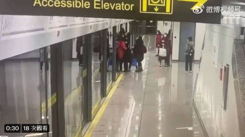 上海地鐵15號線的祁安路站於22日下午驚傳意外，一名年長女乘客在下車時被月台的安全門夾住，工作人員雖試圖協助脫困，不料列車又突然開動，導致該名女乘客被當場捲走。（圖擷自推特）