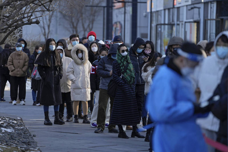 北京市此波疫情仍未见缓和迹象。图为北京民众排队接受採检。（美联社）(photo:LTN)