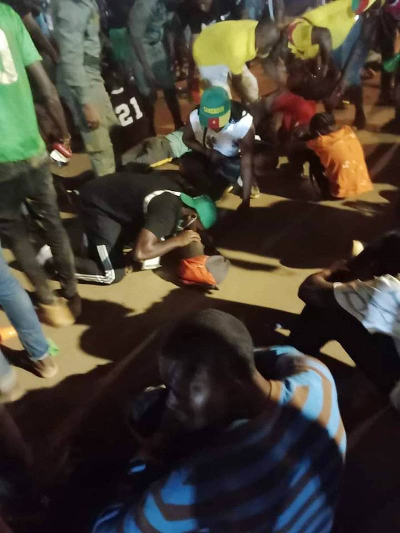 非洲國家杯喀麥隆對陣葛摩賽事，球迷在入場時發生踩踏意外，至少造成8人死亡、50人受傷。（美聯社）