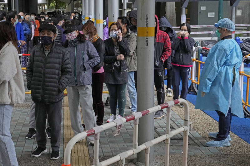 香港葵涌邨群聚疫情持續擴大。圖為葵涌邨居民排隊接受採檢。（美聯社）