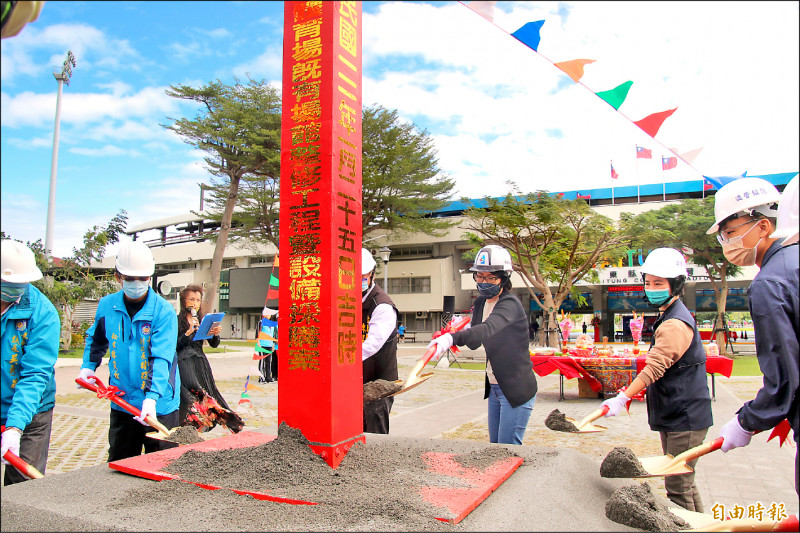 台東縣體育場及體育館修繕工程，昨天動工。（記者黃明堂攝）