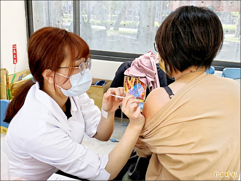 台中市在農曆春節期間，持續提供疫苗接種。
（記者蔡淑媛攝）