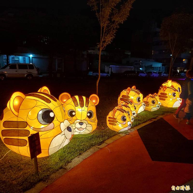 台東市南京路燈會照常開放，但取消互動，禁止觸摸。（記者黃明堂攝）