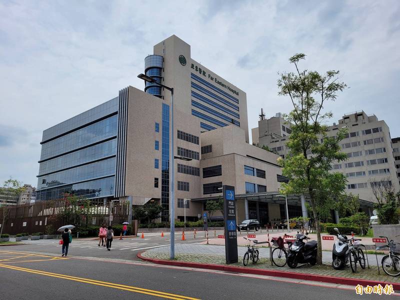 亞東醫院新增1名住院患者與陪病家屬確診，院方研判應是患者的兒子先染疫，但需要疫調釐清。（記者賴筱桐攝）