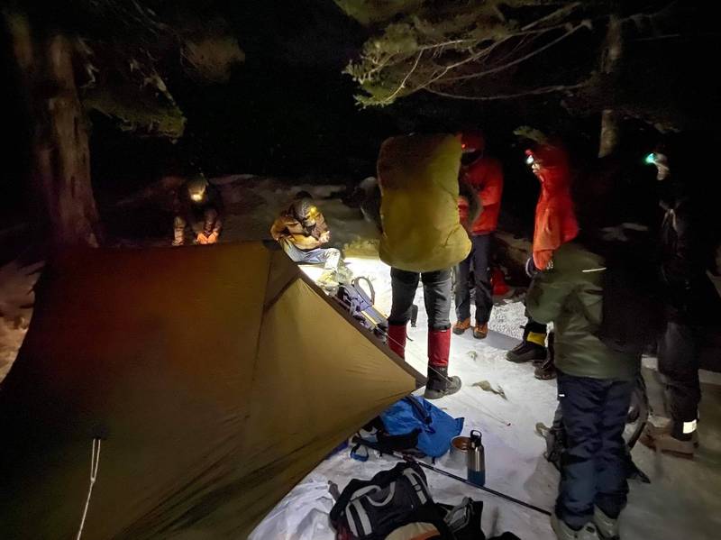 2登山客攀雪山墜落雪坡，保育志工馳援。（吳峻德提供）