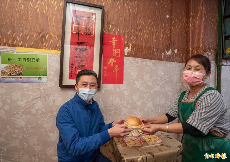 新竹市在地美食米其林店家、林智堅親送春聯加持、民眾看到就知是美食名店到了！（記者洪美秀攝）