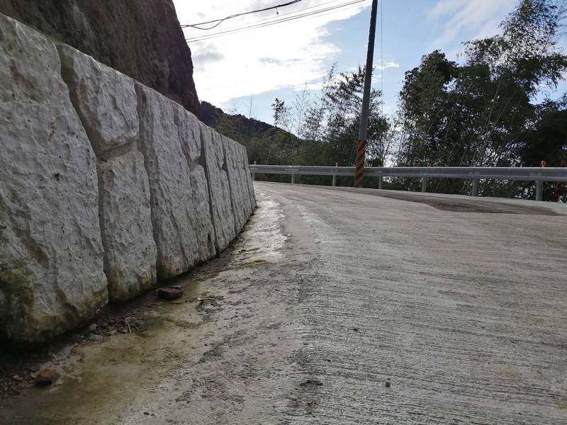 完工後的道路，增設L側溝設置改善排水等相關系統。（新北市農業局提供）