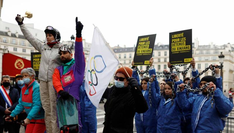 国际特赦组织运动人士26日在巴黎参加在法国国会前举行的示威活动，抗议中国侵犯人权，唿吁支持国会议员所提出，成立国际调查机制，调查中国政府在新疆犯下的侵权行径。（路透）(photo:LTN)