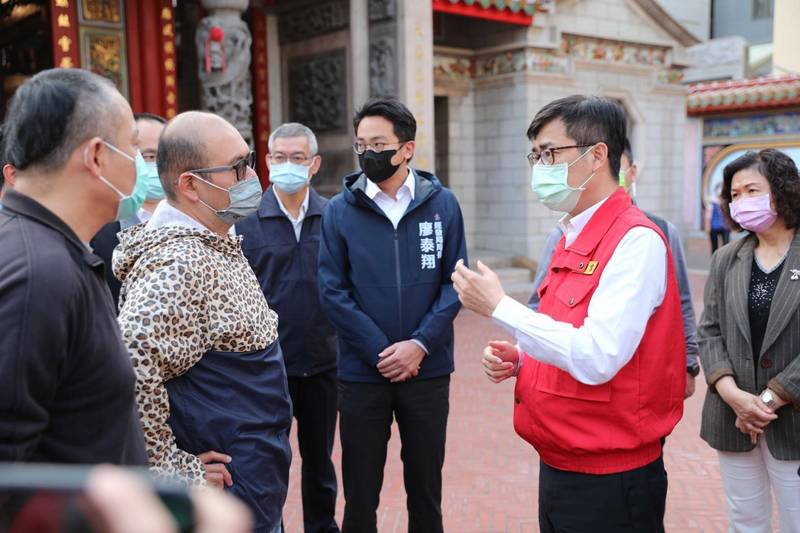 市長陳其邁在旗津天后宮，向民眾宣導防疫的重要，逢人就問：「你篩檢了沒？」 （高市府提供）