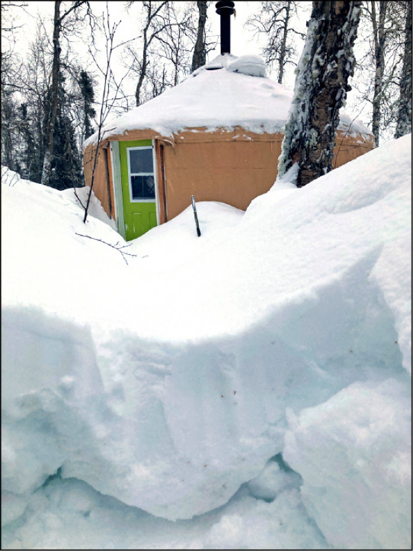 去年12月29日，美國阿拉斯加州費爾班克斯一座圓頂帳篷（Yurt）被厚厚的積雪包圍。（路透檔案照）
