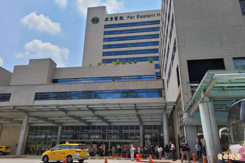 亞東醫院再傳出院內1名病患及其孩子皆採檢陽性確診。（資料照）