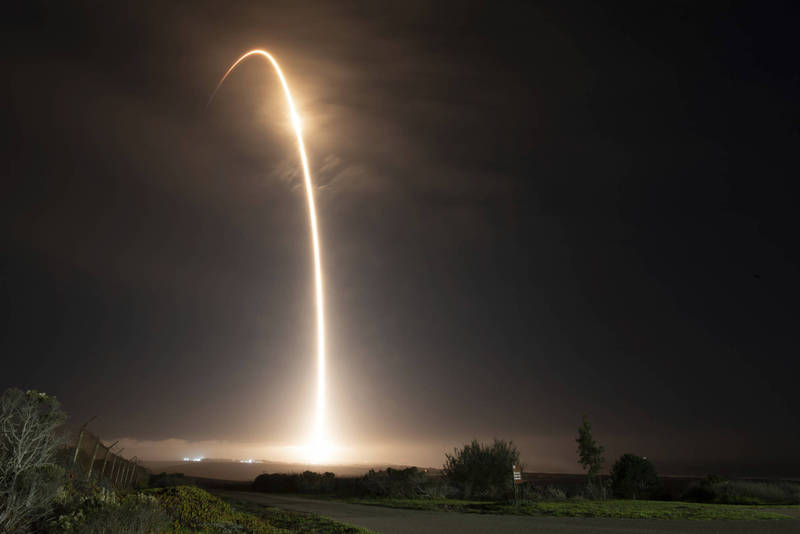 在2015年發射的獵鷹九號火箭將和月球相撞。示意圖。（美聯社）