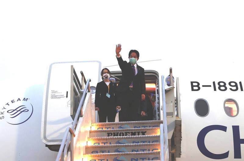 賴清德副總統率團出席宏都拉斯共和國總統卡蕬楚（Xiomara Castro）就職典禮，特使團一行首站過境美國洛杉磯，專機於當地時間1月25日早晨（台北時間25日晚間）抵達洛杉磯國際機場。（圖擷取自臉書）
