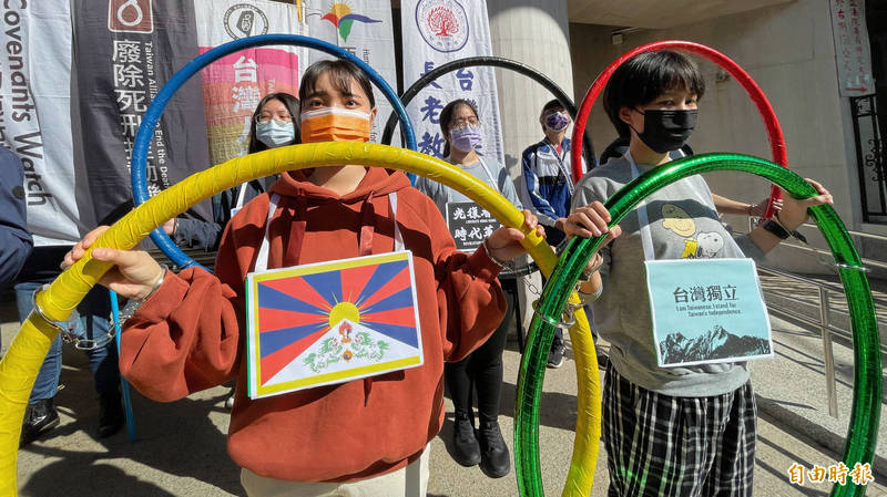 民團26日召開「台灣各界對中共人權侵害及北京冬奧即將舉行的共同聲明」記者會，並將手銬在象徵奧運的五環上，呼籲抵制北京冬奧。 （記者劉信德攝）