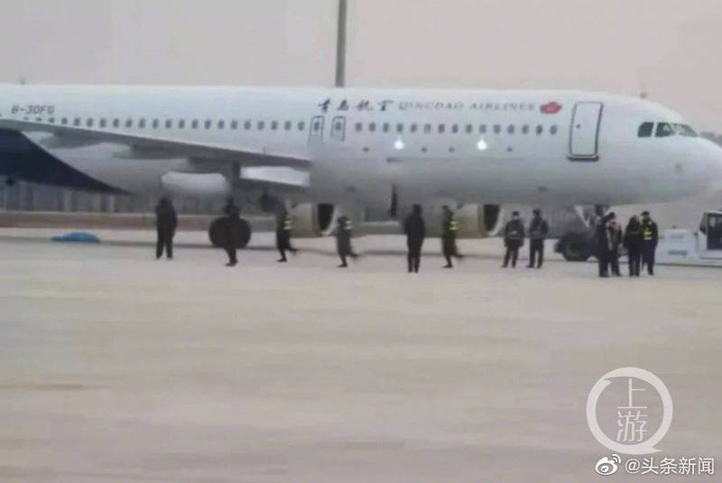 中国24日传出山东青岛胶东国际机场机务人员在飞机拖移过程被辗死的骇人案件。（翻摄微博）(photo:LTN)
