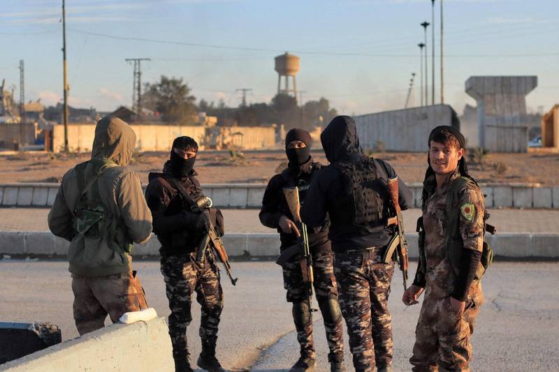 库德族领导的军事同盟叙利亚民主力量（SDF）今天表示，激进圣战团体伊斯兰国劫狱战斗进入第6天。所有恐怖分子已投降，他们已完全掌控格韦兰监狱。图为SDF的武装人员在格韦兰监狱巡驻守。（法新社）(photo:LTN)