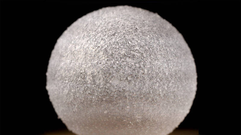 科學家最新打造了一個近乎「永恆」的泡泡，在破裂前維持了一年又100天，使其成為正常狀態下史上壽命最長的泡泡。（擷取自《Physical Review Fluids》期刊）