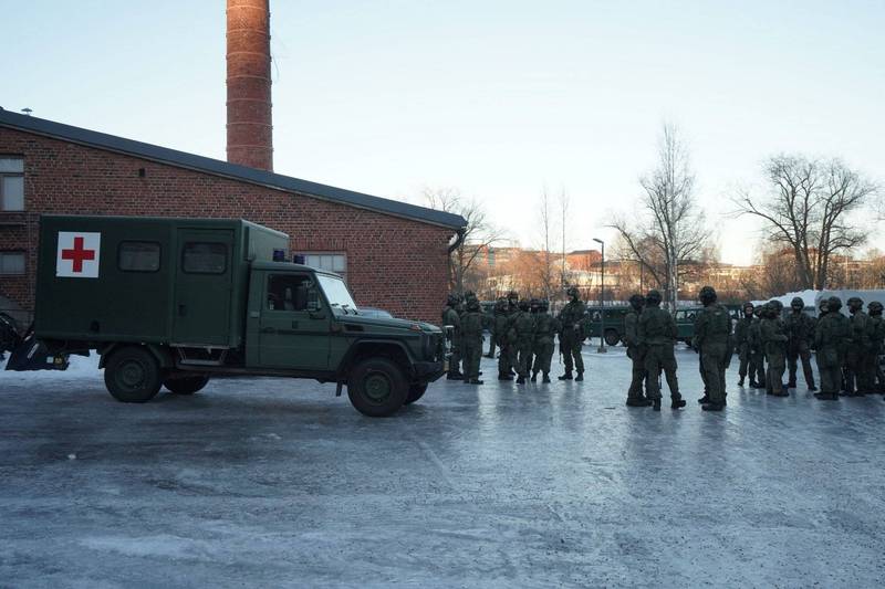 因應俄烏局勢升溫，芬蘭加強戰備。圖為芬蘭憲兵部隊執行演練。（路透）
