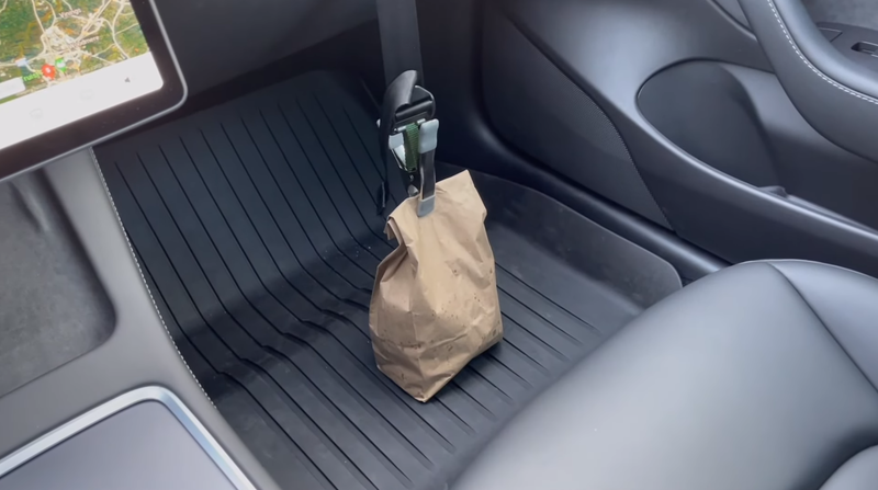 「袋著走」公司的史蒂文森，研製一款汽車「購物袋安全帶」。（圖擷取自BAGO-For Bags to Go公司官方YouTube）