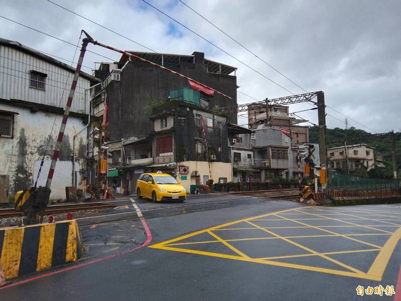 基隆市暖暖街平交道，因為平交道遮斷桿起降的時間間隔太短，屢屢傳出「卡」車事件，在民代會勘爭取下，台鐵公司29日起派保全員「看守」暖暖街平交道，確保人車安全。（記者俞肇福攝）