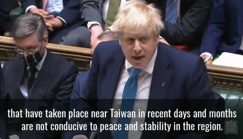 英國首相強森26日指出中國軍機擾台無助台海和平及穩定。（翻攝自英國國會議員巴特勒推特影片）