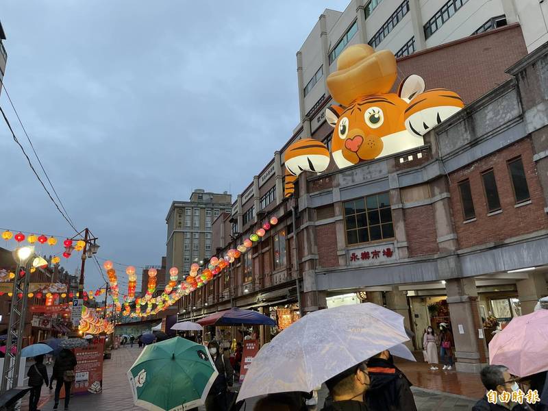 春節必訪的台北年貨大街感受滿滿年味。（記者鄭名翔攝）