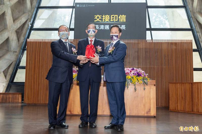 東海大學舉辦新舊任校長交接典禮，由董事長吳清邁（中）擔任監交人卸任王茂駿校長將印信交給新任校長張國恩（右）。（記者蔡淑媛攝）