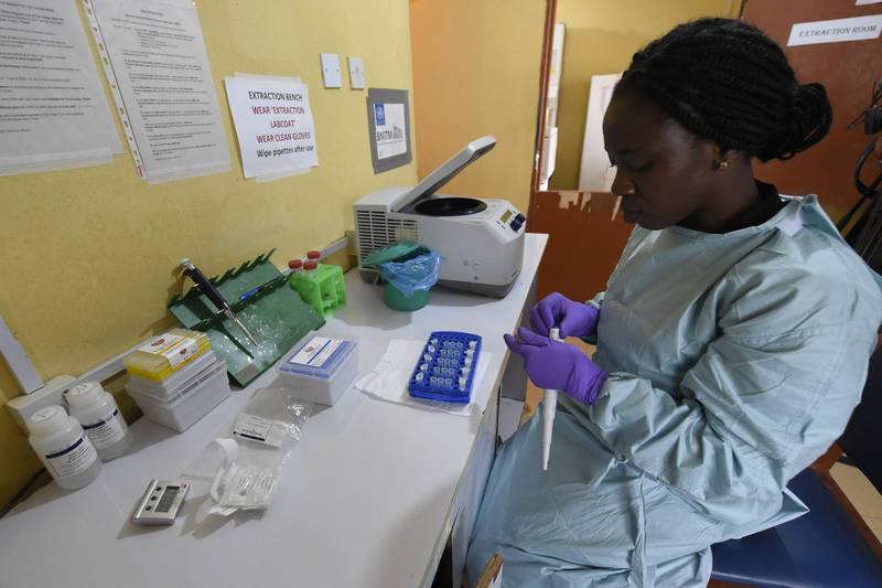 奈及利亞再傳拉薩熱疫情，過去三週已造成115例確診及26起死亡個案。（圖為奈及利亞衛生人員研究「拉薩熱」病毒，與新聞事件無關，資料照，法新社）