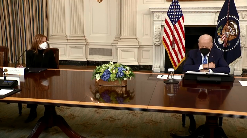 美國總統拜登（右）16日於白宮國宴廳和通用汽車公司執行長芭拉（左）談話。（圖擷取自@RNCResearch官方推特）