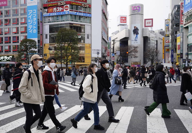 日本今天（27日）新增確診數再創新高。圖為日本東京民眾戴口罩防疫。（歐新社）
