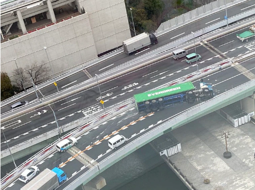 一輛長榮貨櫃車今天於大阪高速公路上翻車，導致交通堵塞。（圖翻攝自推特）