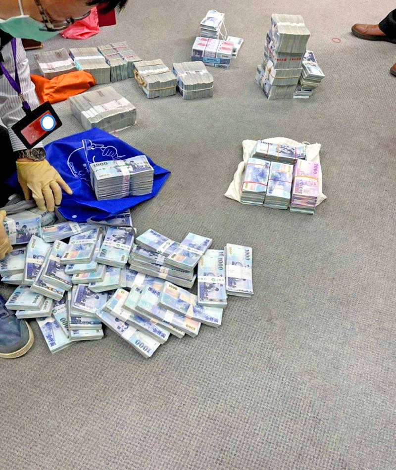 
Bank notes seized during a raid are pictured in Kaohsiung yesterday.
Photo courtesy of the Kaohsiung District Prosecutors’ Office via CNA