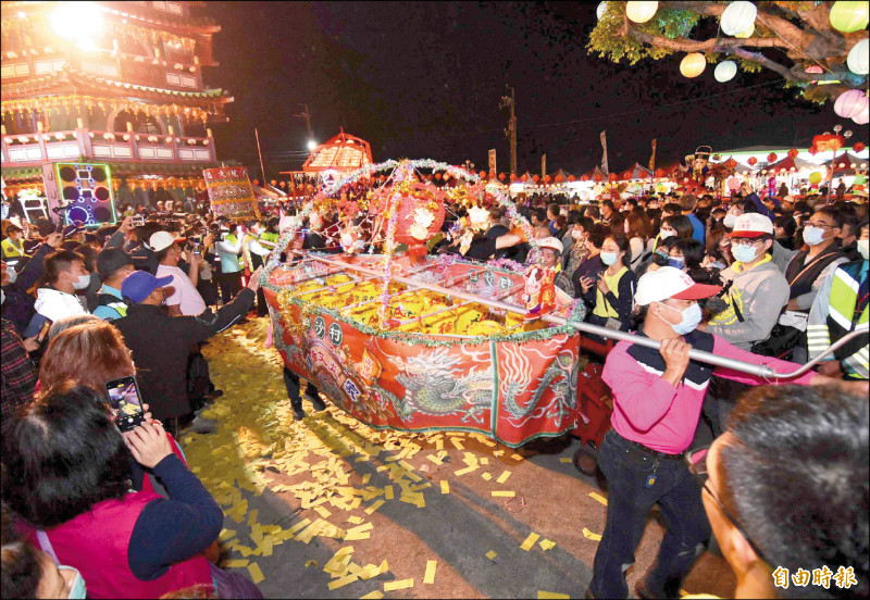 彰化縣花壇鄉文德宮元宵節燈排遶境，每年都吸引大批民眾參與，熱鬧萬分如不夜城。 （資料照，記者湯世名攝）