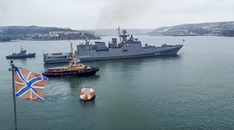 俄烏情勢持續緊張，俄羅斯國防部26日公布「埃森海軍上將號」巡防艦準備赴黑海參與演習。（美聯社）