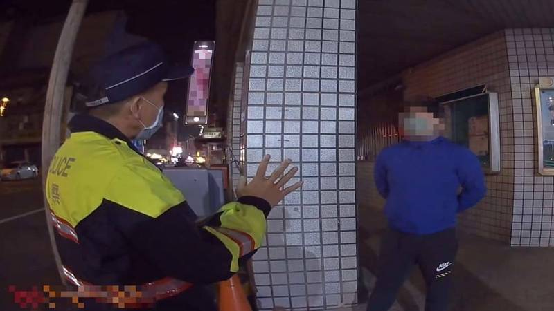 一名男子深夜提款神色慌張，警方上前盤查，赫然發現男子竟是從中國上海返台的居家檢疫對象偷跑出來，已移請衛生局裁罰。（警方提供）