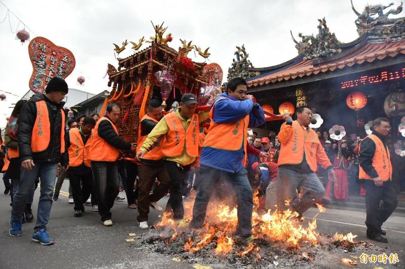 疫情衝擊，宜蘭縣五結元宵走尪活動停辦，圖為五結鄉利澤永安宮走尪畫面。（資料照）