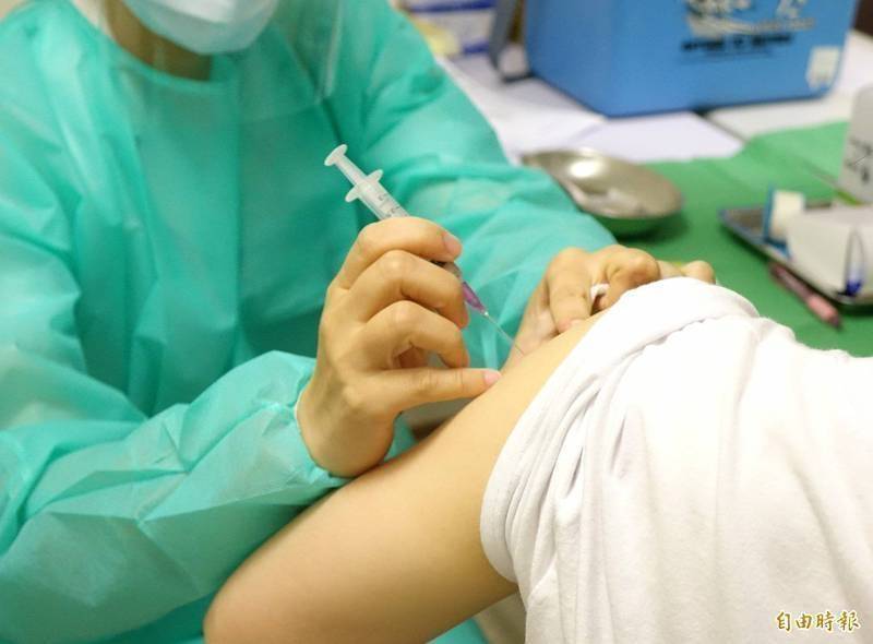 台北市衛生局今早竟通知基層診所，原本預定要配送給診所的量，只願意給8成，甚至要診所不准給已經預約殘劑的民眾施打。（資料照）