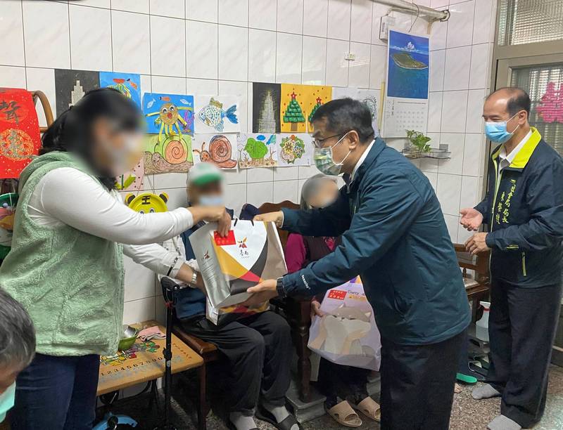 台南市長黃偉哲（中）歲末送暖，關懷家庭照顧者，並且呼籲民眾善用長照資源。（圖由台南市社會局提供）