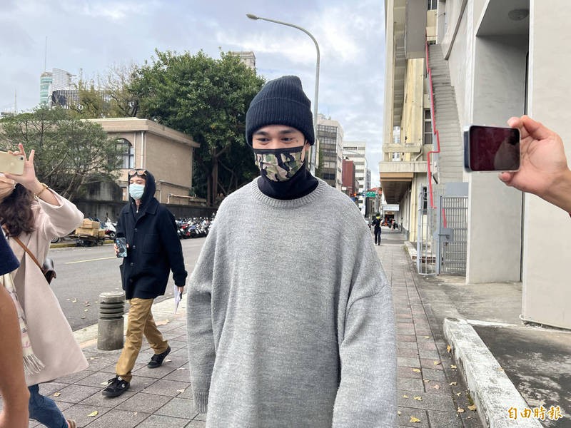 今天下午4時許,胡睿兒從北檢執行科報到後離開,他被媒體追問接下來要做什麼?他回說:「做音樂、陪家人」另被問到有想對林采緹或家人說什麼?他說:「我覺得大家生活過得好,都很健康,大家開心最重要。」(記者錢利忠攝) 今天下午4時許,胡睿兒從北檢執行科報到後離開,他被媒體追問接下來要做什麼?他回說:「做音樂、陪家人」另被問到有想對林采緹或家人說什麼?他說:「我覺得大家生活過得好,都很健康,大家開心最重要。」(記者錢利忠攝)